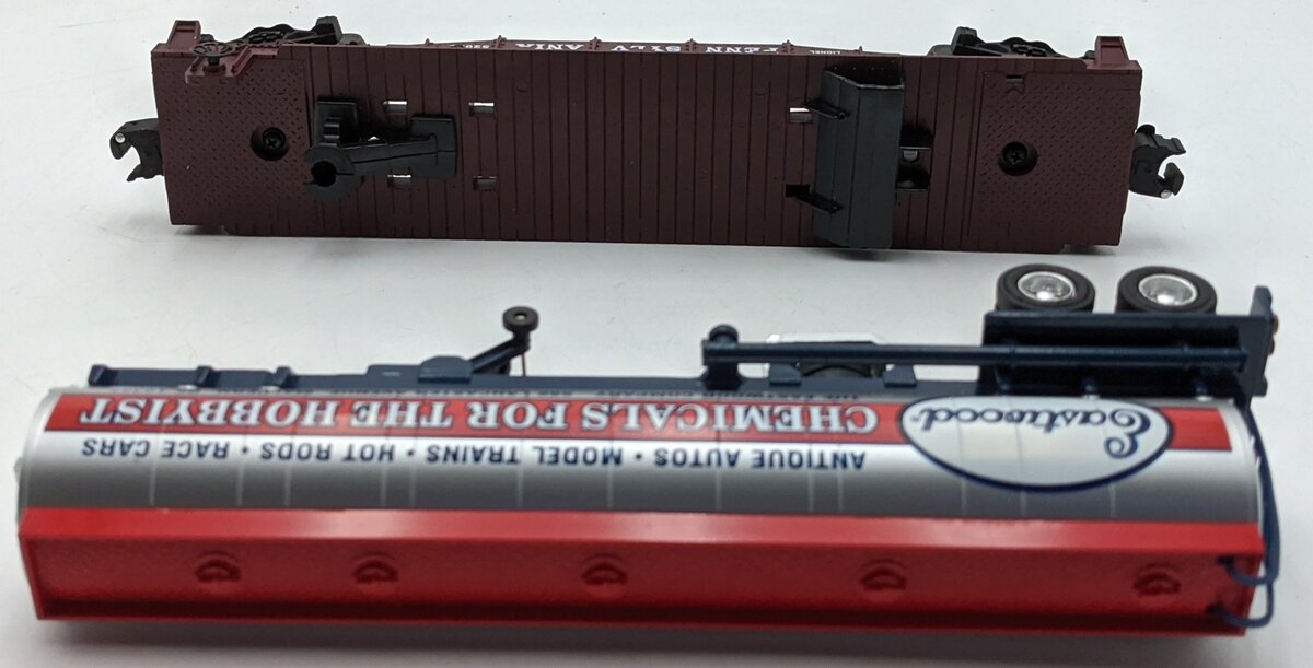 Lionel 6-52083 O Gauge Pennsylvania Flatcar w/ Eastwood Chemicals Tanker NIB