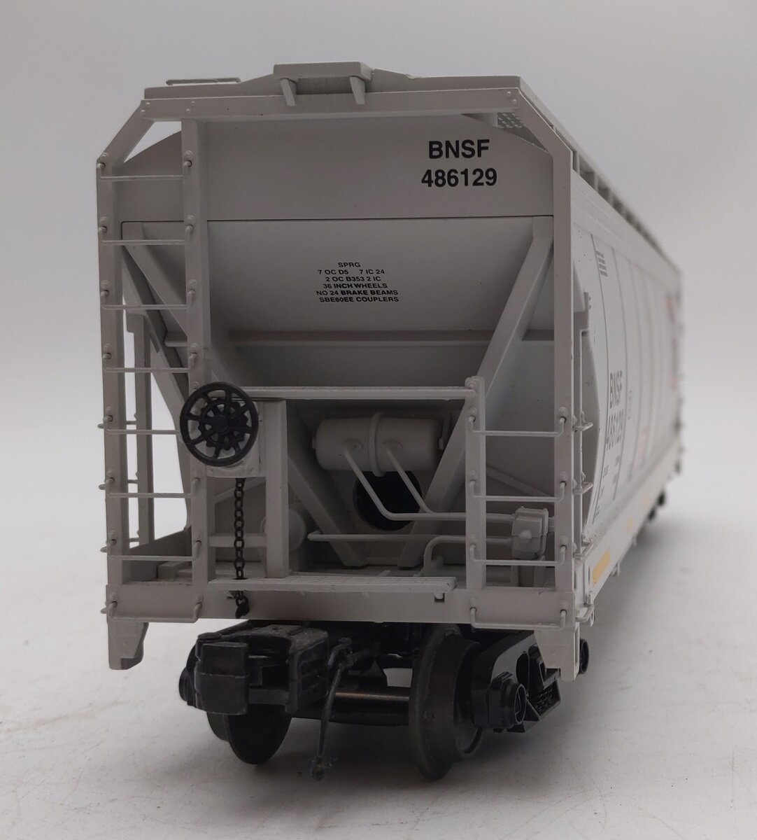 MTH O Scale  3-Bay Centerflow Hopper 486129 VG