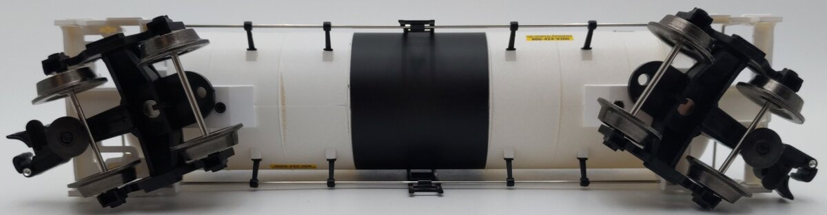 Menards 275-9218 O Gauge UTLX (White) Modern Tank Car #4230 EX