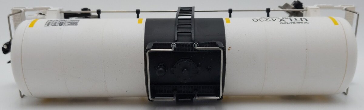 Menards 275-9218 O Gauge UTLX (White) Modern Tank Car #4230 EX
