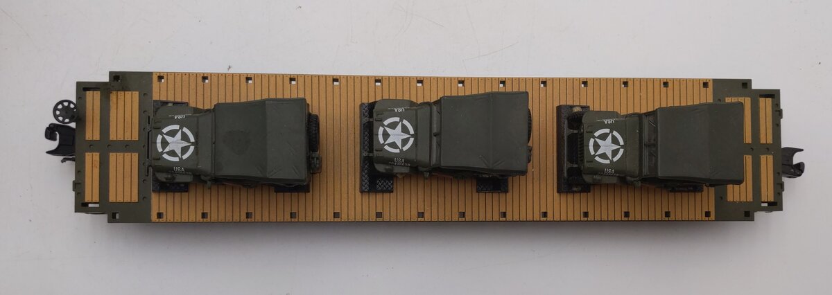 MTH 20-95425 O U.S. Army Flatcar w/(3) Military Transport Vehicles #609465 EX