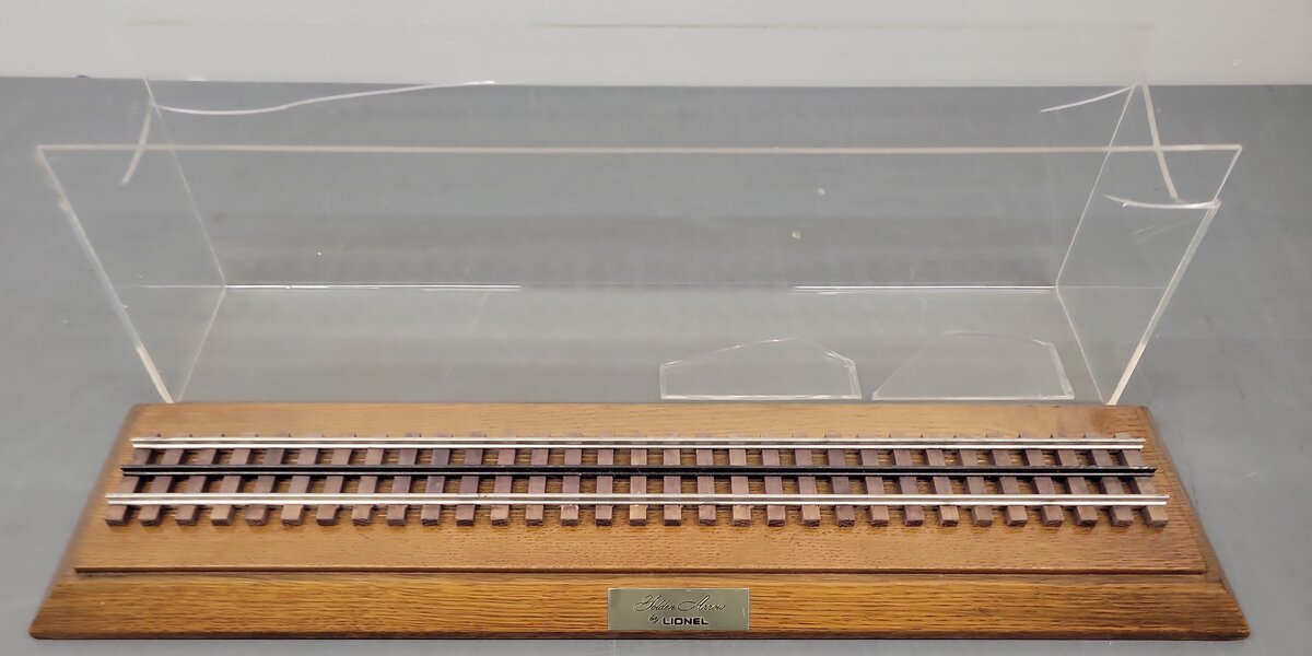 Lionel 6-8104 O Union Pacific Golden Arrow General Steam Loco #3 w/Display Case EX/Box