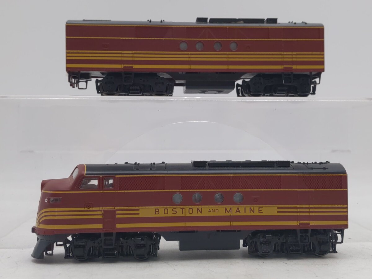 Stewart 5030 HO Boston & Maine FT A/B Powered Diesel Locomotive Set EX