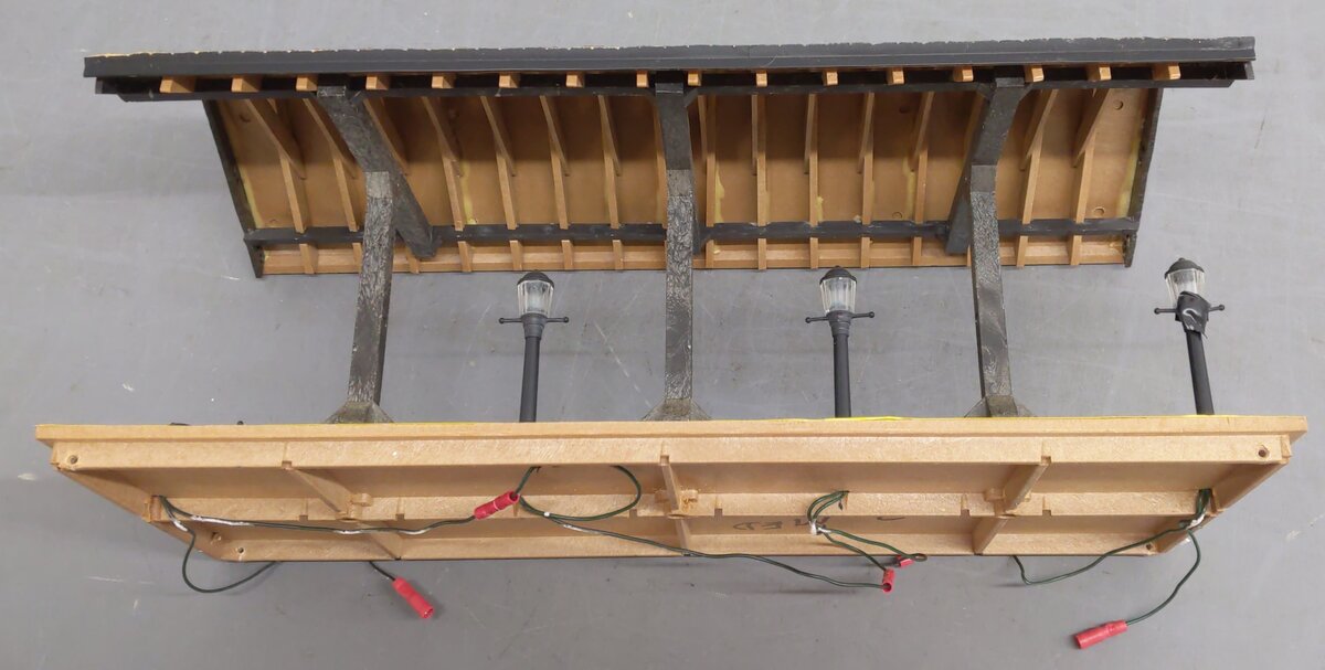 Aristo-Craft ART-7105 G Scale Covered Waiting Platform VG/Box