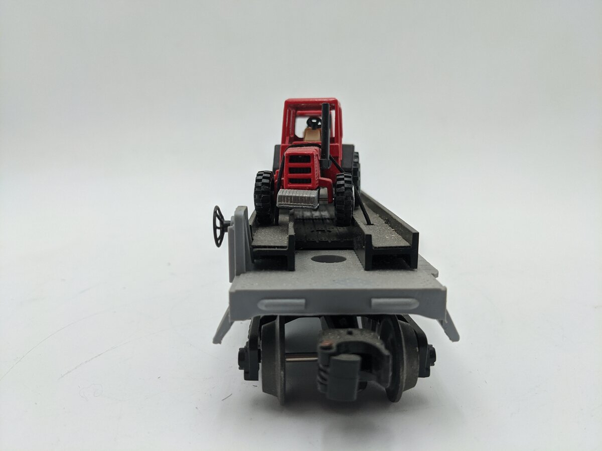 Lionel 6-16907 O Gauge Flatcar with 2 Farm Tractors EX