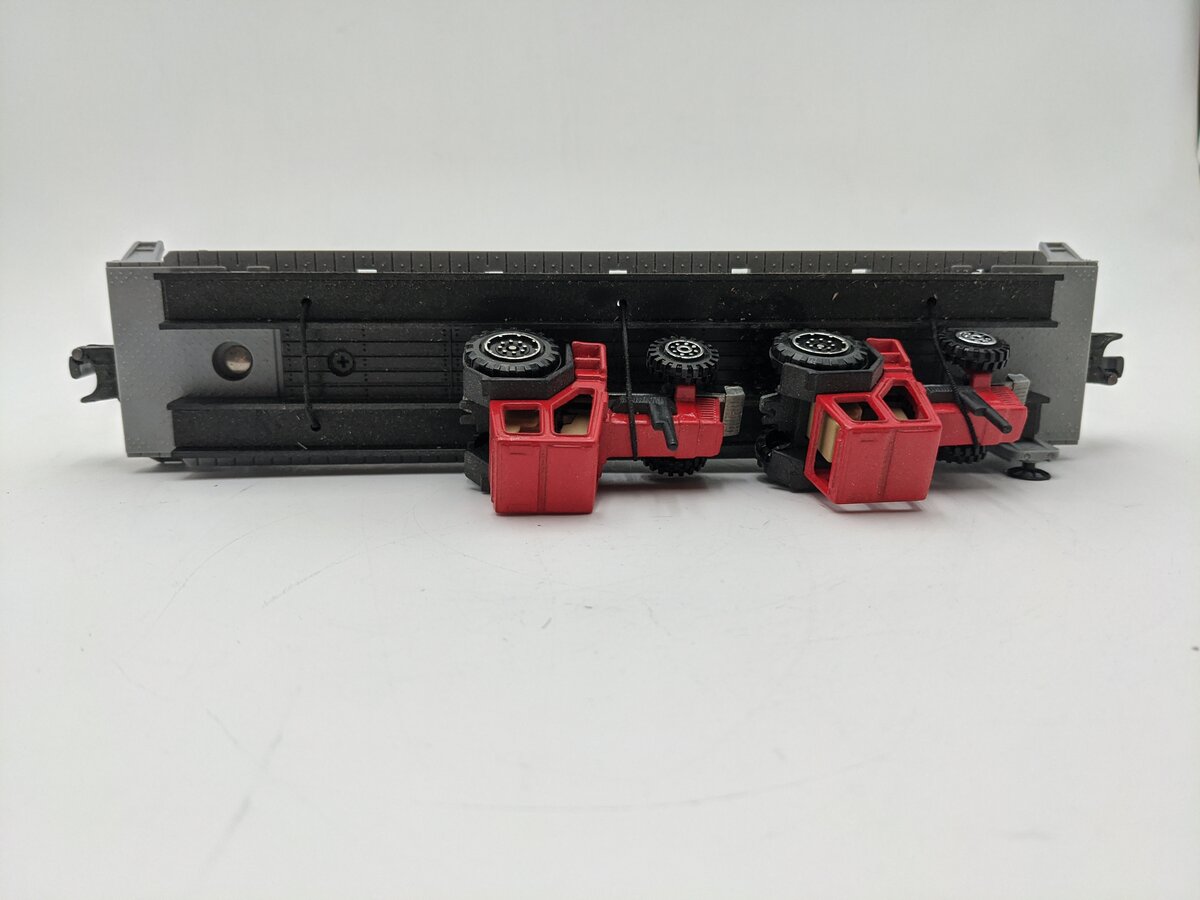 Lionel 6-16907 O Gauge Flatcar with 2 Farm Tractors EX