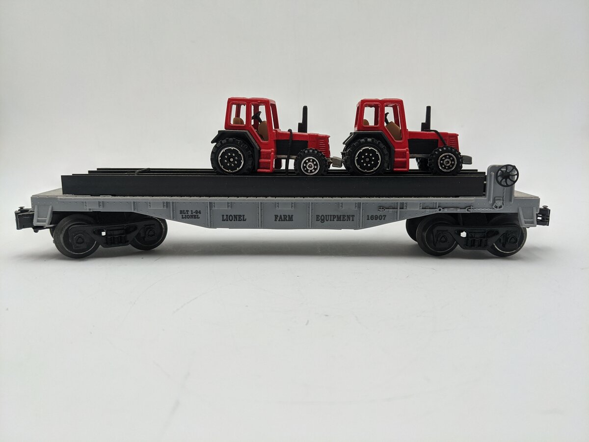 Lionel 6-16907 O Gauge Flatcar with 2 Farm Tractors EX