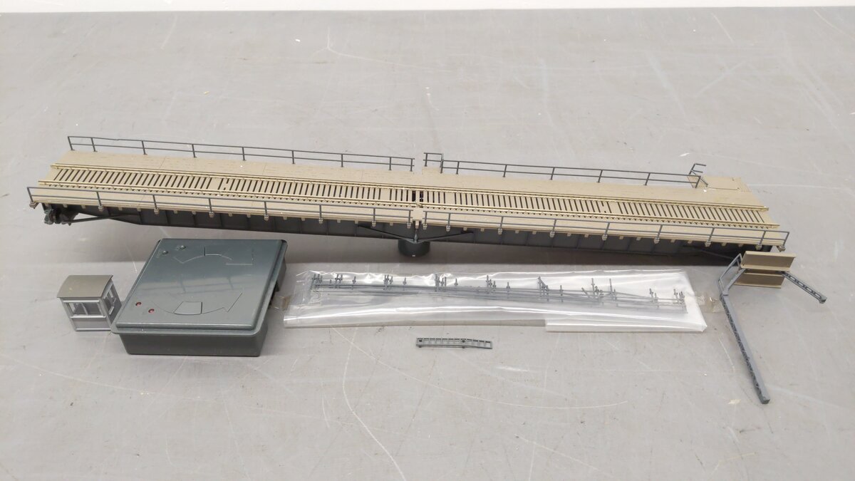 Walthers 933-2829 HO Scale Modern 130' Turntable Cornerstone Built-Up Series EX/Box