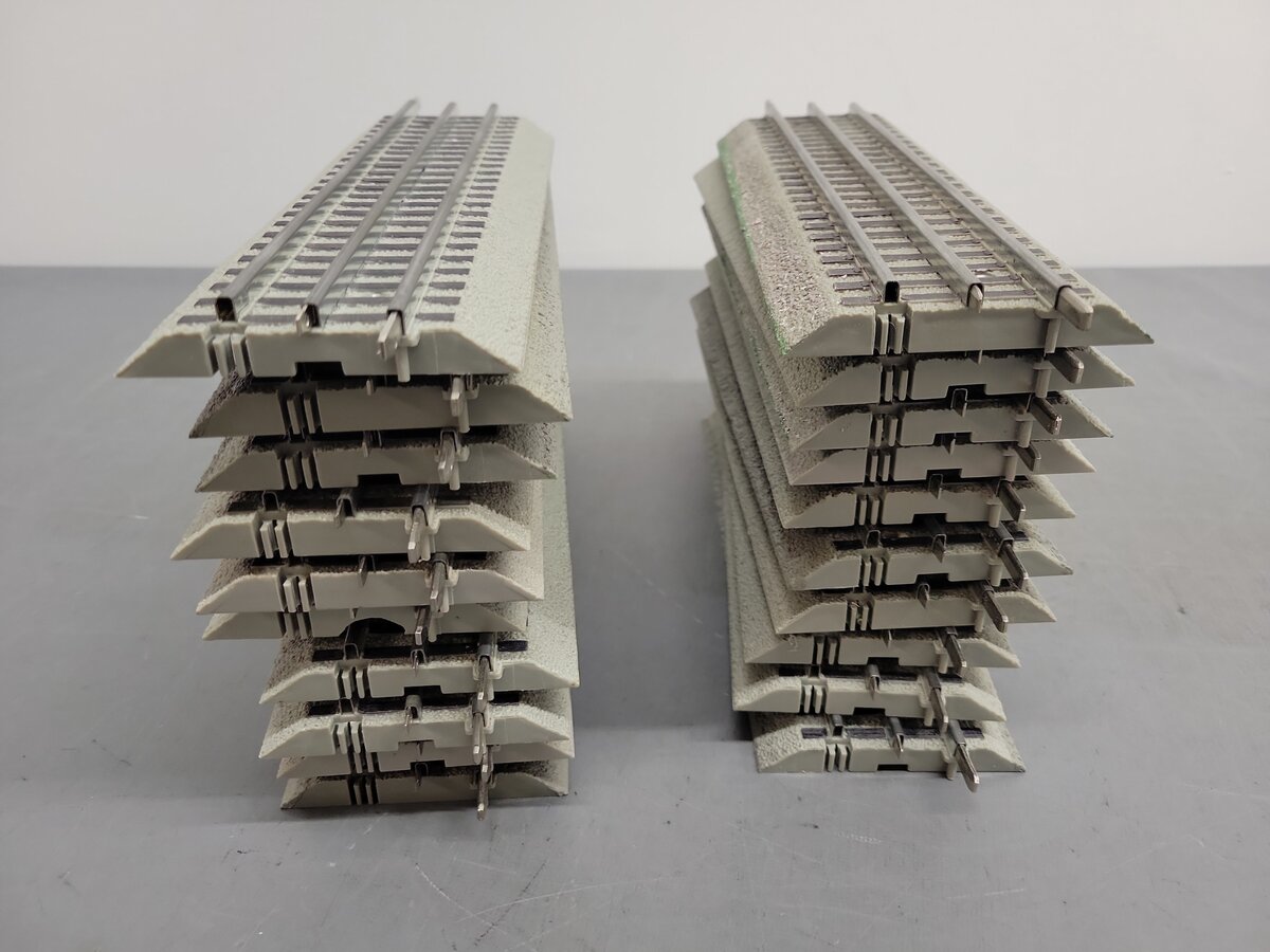 Lionel 6-12014 FasTrack 10 Inch Straight Track (20) VG