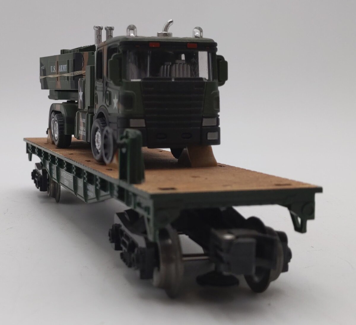 Menards 279-3964 O Gauge US Army Flatcar w/ Army Truck & HIMARS VG