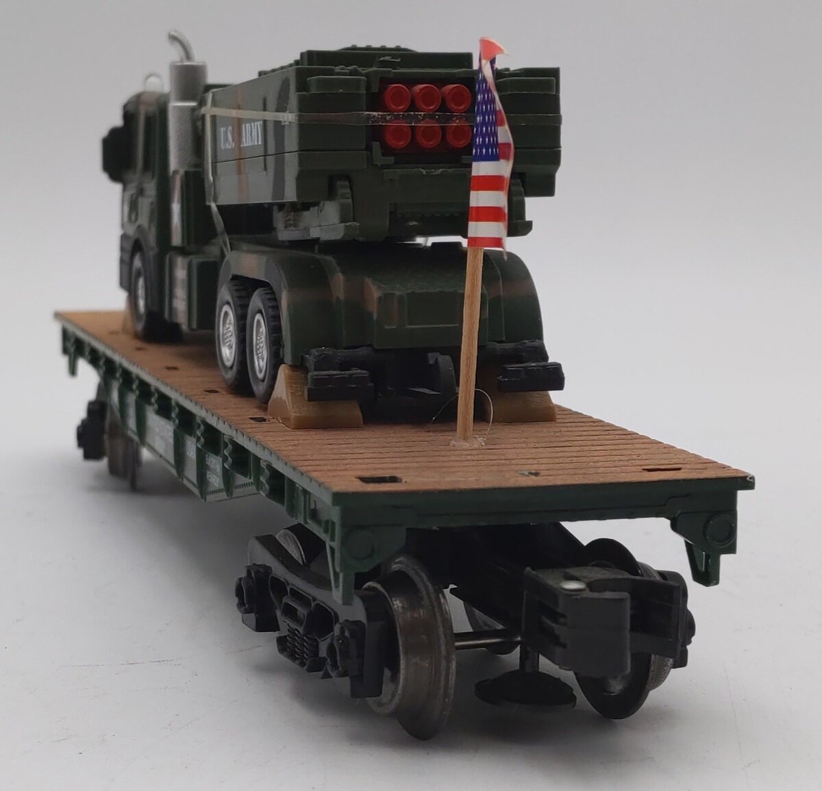 Menards 279-3964 O Gauge US Army Flatcar w/ Army Truck & HIMARS #7742 VG