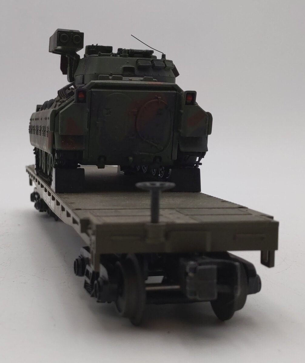 MTH 30-70110B O Gauge U.S. Army Flat Car w/ 1 Bradley Fighting Vehicle #8070 EX