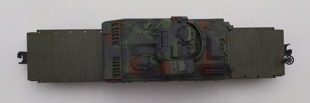 MTH 30-70110B O Gauge U.S. Army Flat Car w/ 1 Bradley Fighting Vehicle #8070 EX