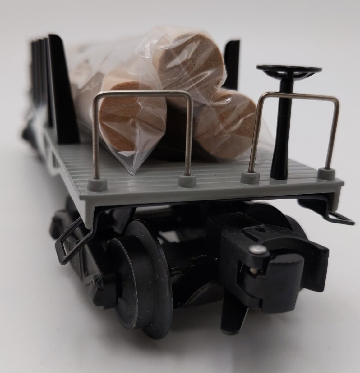 Lionel O Gauge Modern Flatcar #2411 with Pipes LN/Box