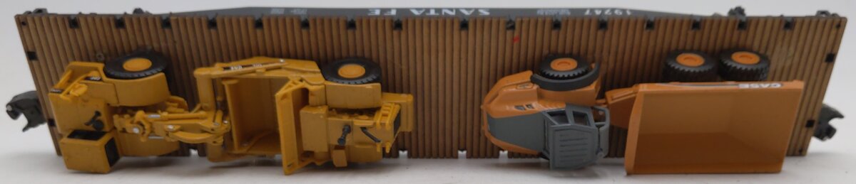 Menards O Gauge Santa Fe Flatcar With Construction Equipment #19247 EX