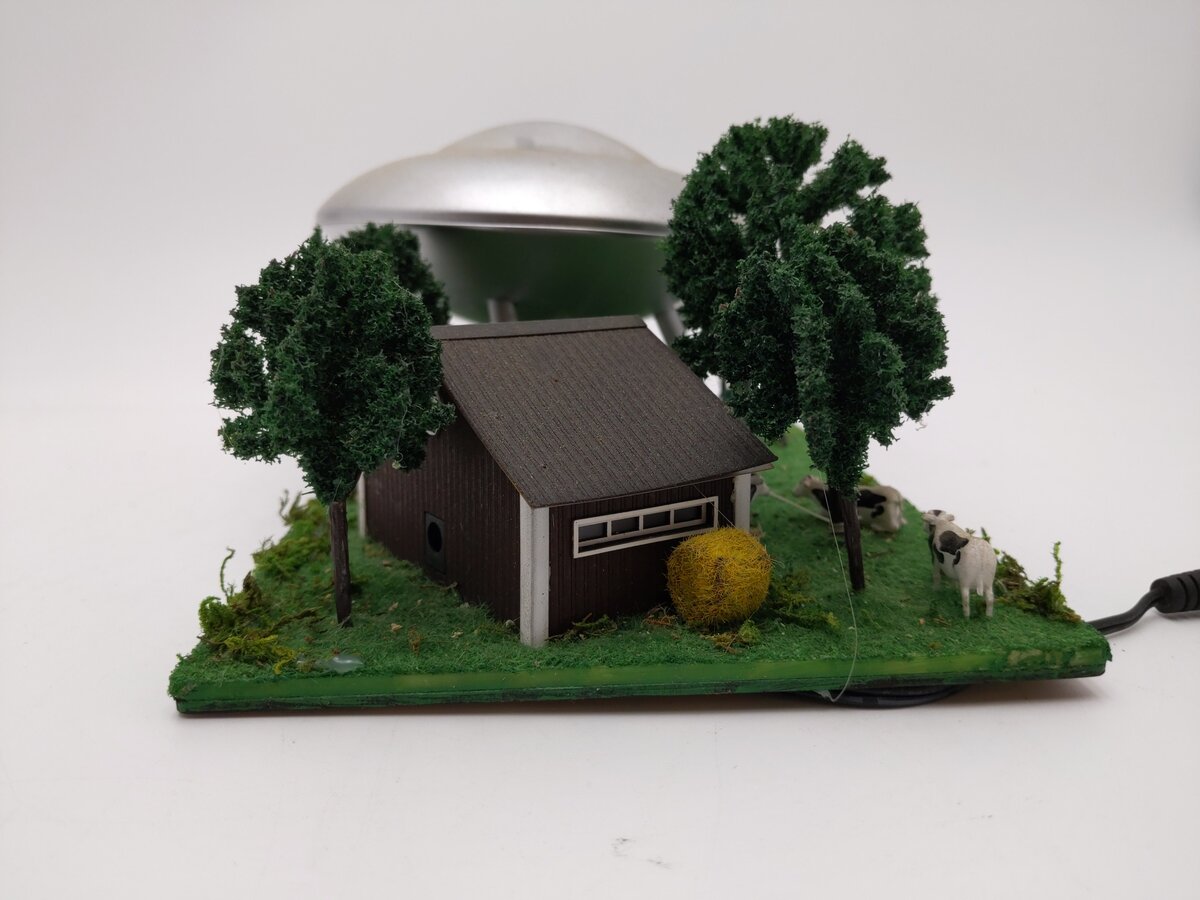 Menards 279-5022 HO Gold Line Collection Limited Edition UFO Scene EX