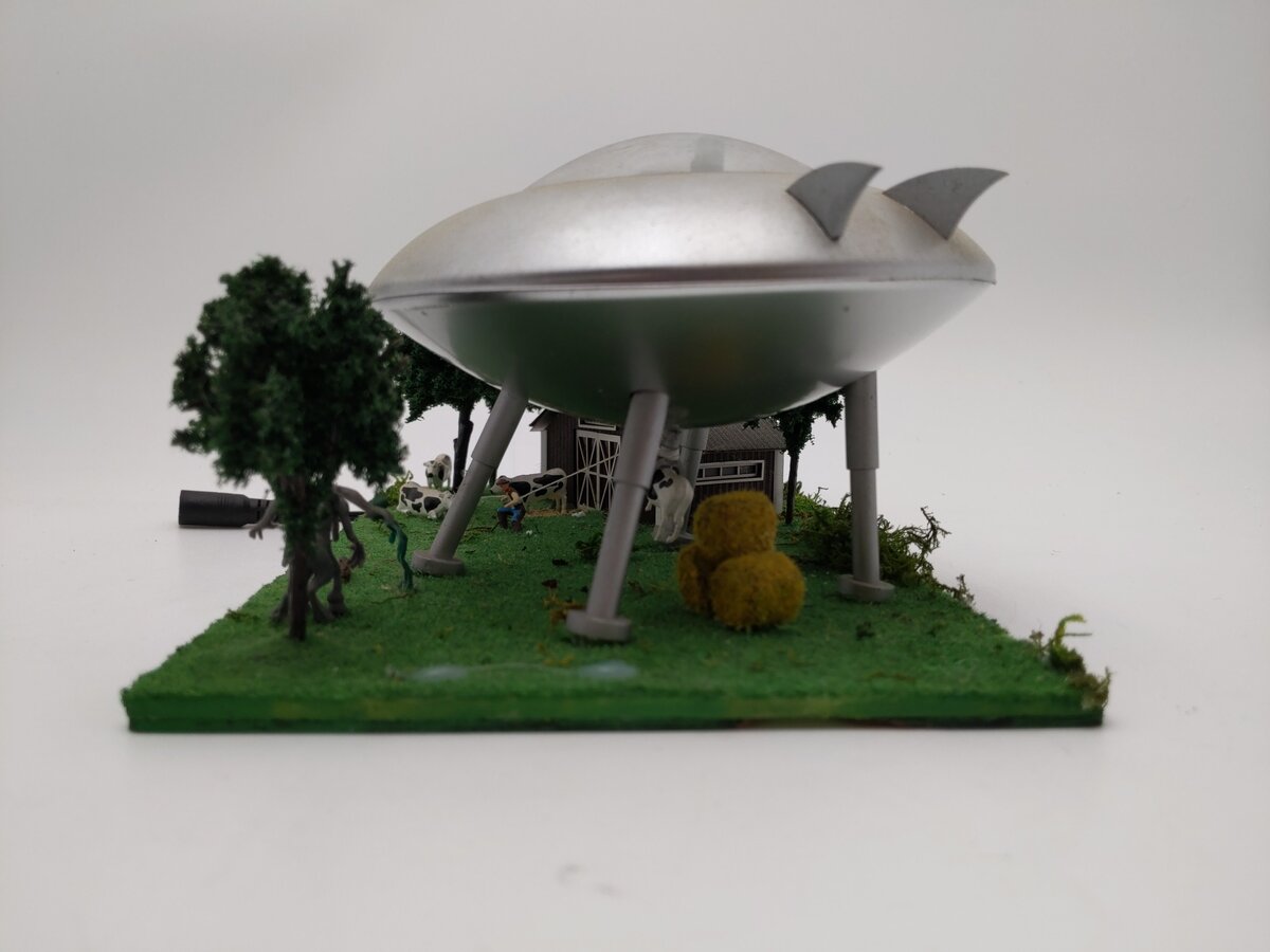 Menards 279-5022 HO Gold Line Collection Limited Edition UFO Scene EX