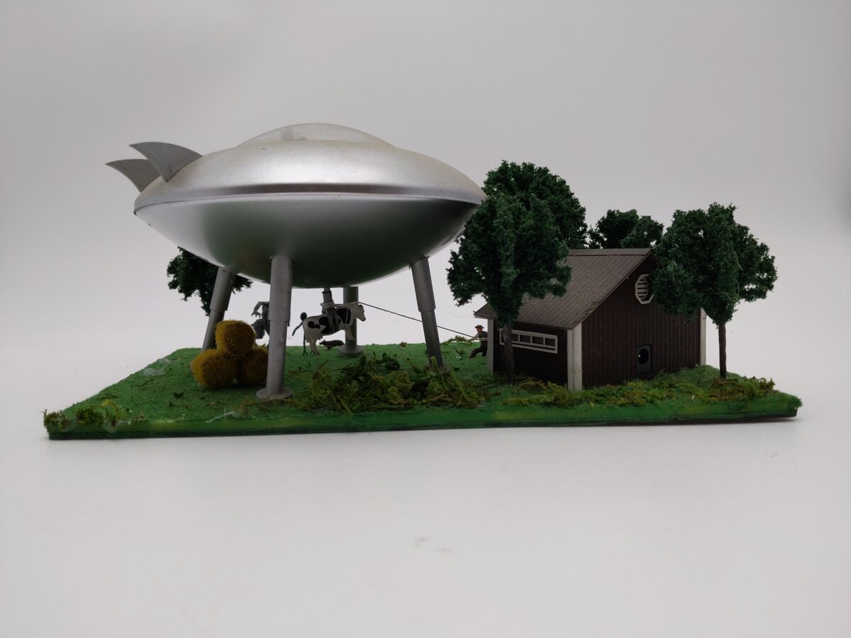 Menards 279-5022 HO Gold Line Collection Limited Edition UFO Scene EX