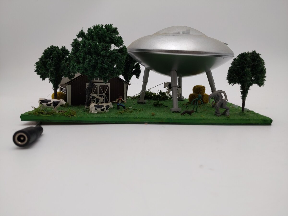 Menards 279-5022 HO Gold Line Collection Limited Edition UFO Scene EX