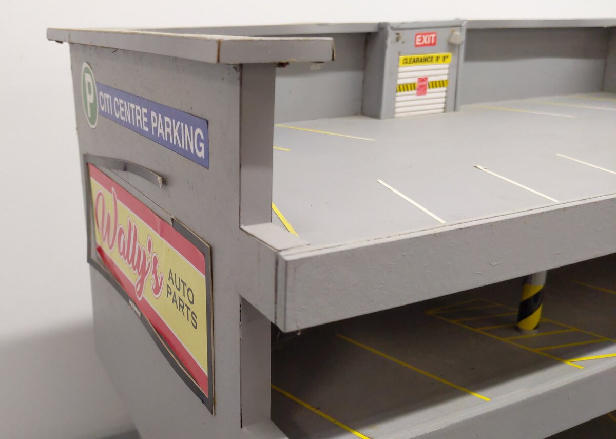 Menards 279-4392 O Scale Citi Center Parking Garage w/Shops VG