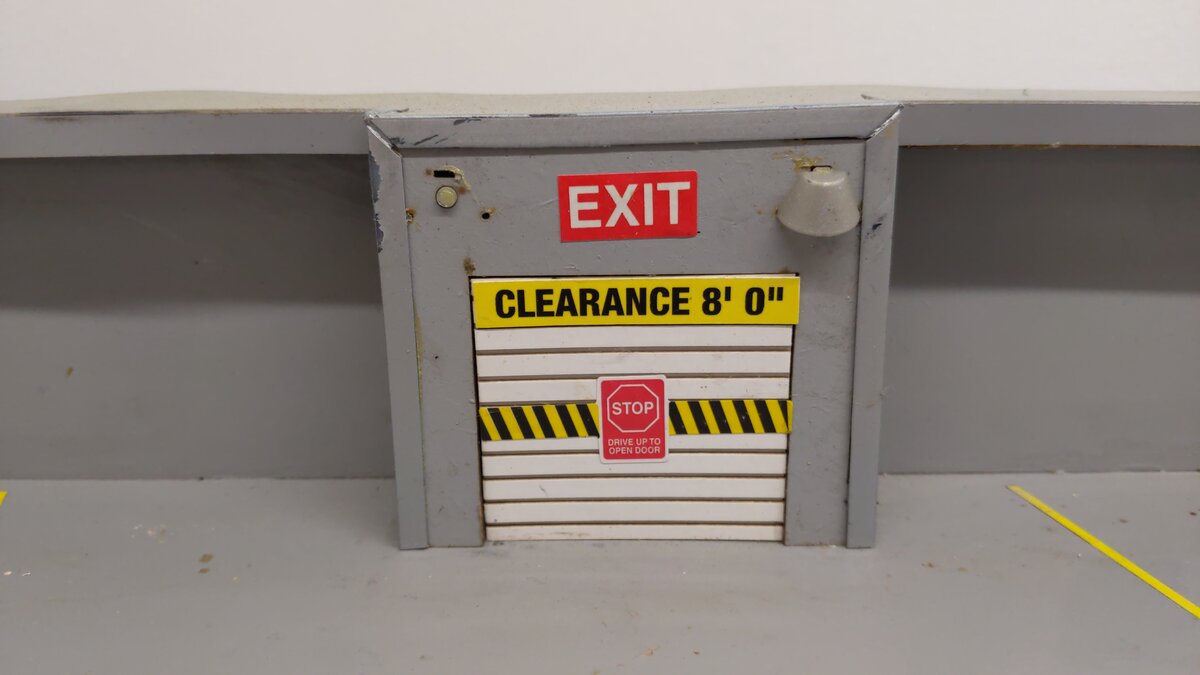 Menards 279-4392 O Scale Citi Center Parking Garage w/Shops VG