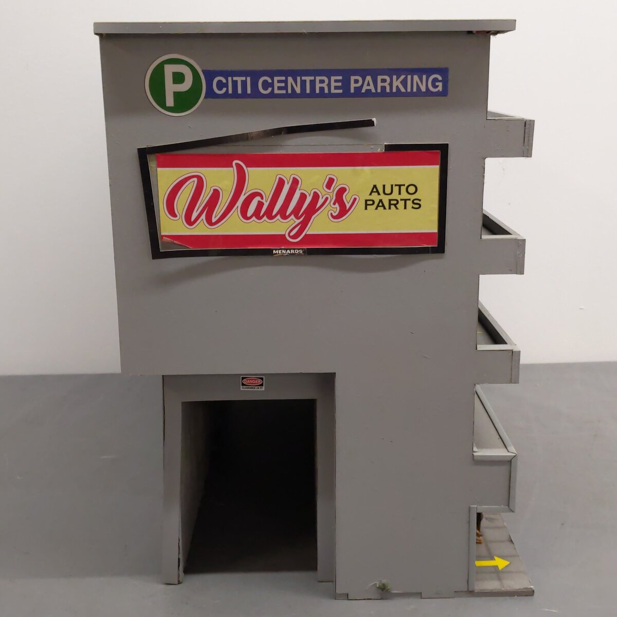 Menards 279-4392 O Scale Citi Center Parking Garage w/Shops VG