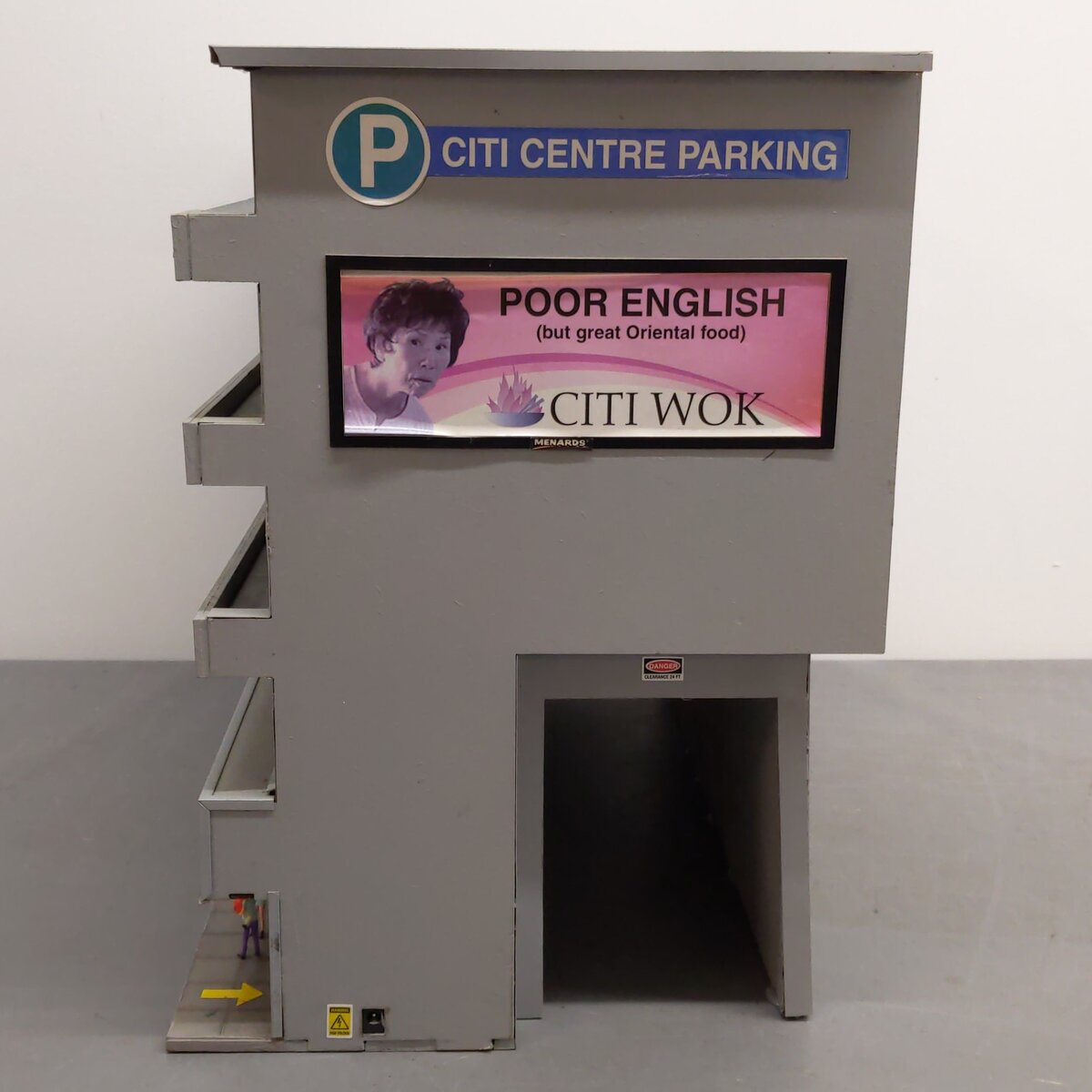 Menards 279-4392 O Scale Citi Center Parking Garage w/Shops VG