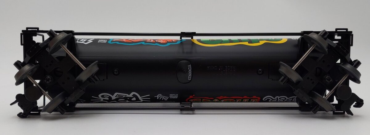 Lionel 2343041 O GATX Graffiti Unibody Tank Car #2658
