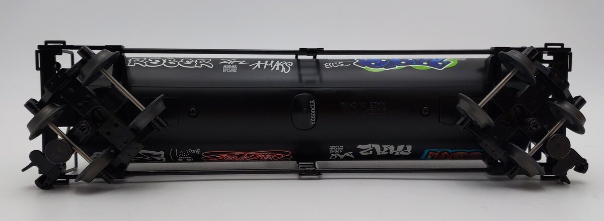 Lionel 2343042 O GATX Graffiti Unibody Tank Car #2696