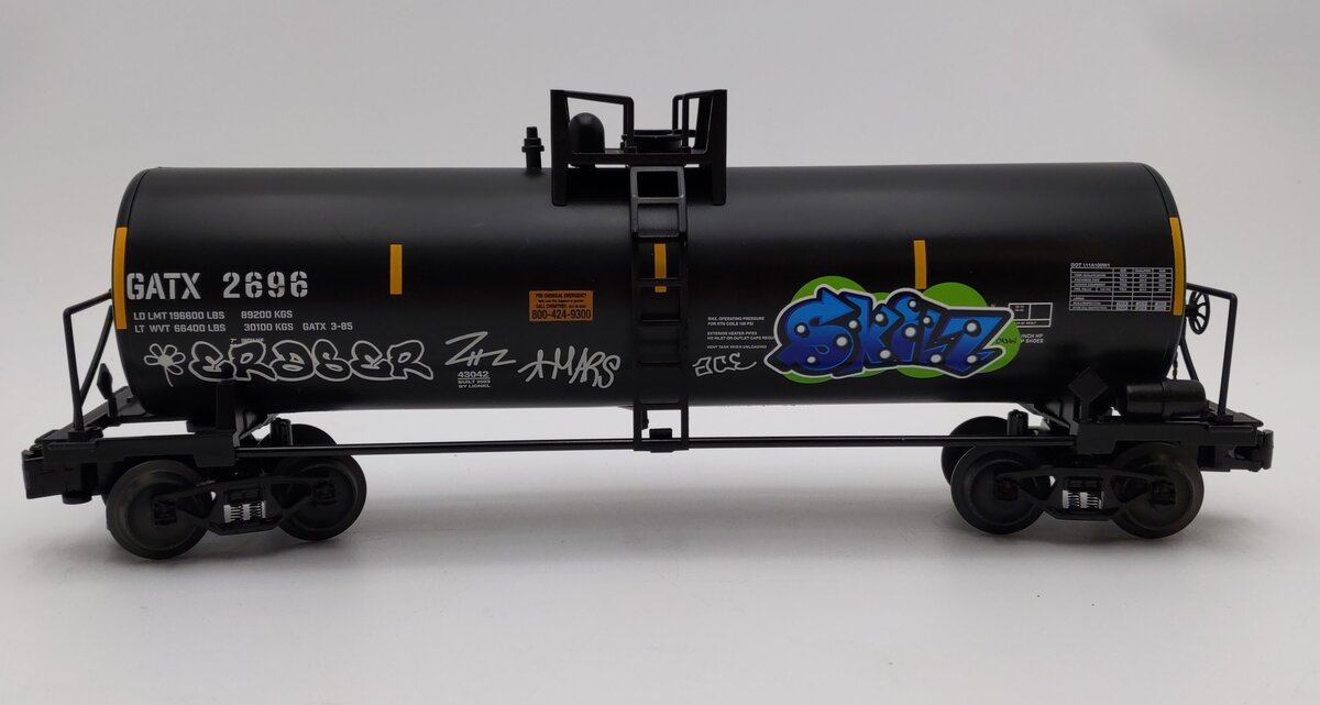Lionel 2343042 O GATX Graffiti Unibody Tank Car #2696