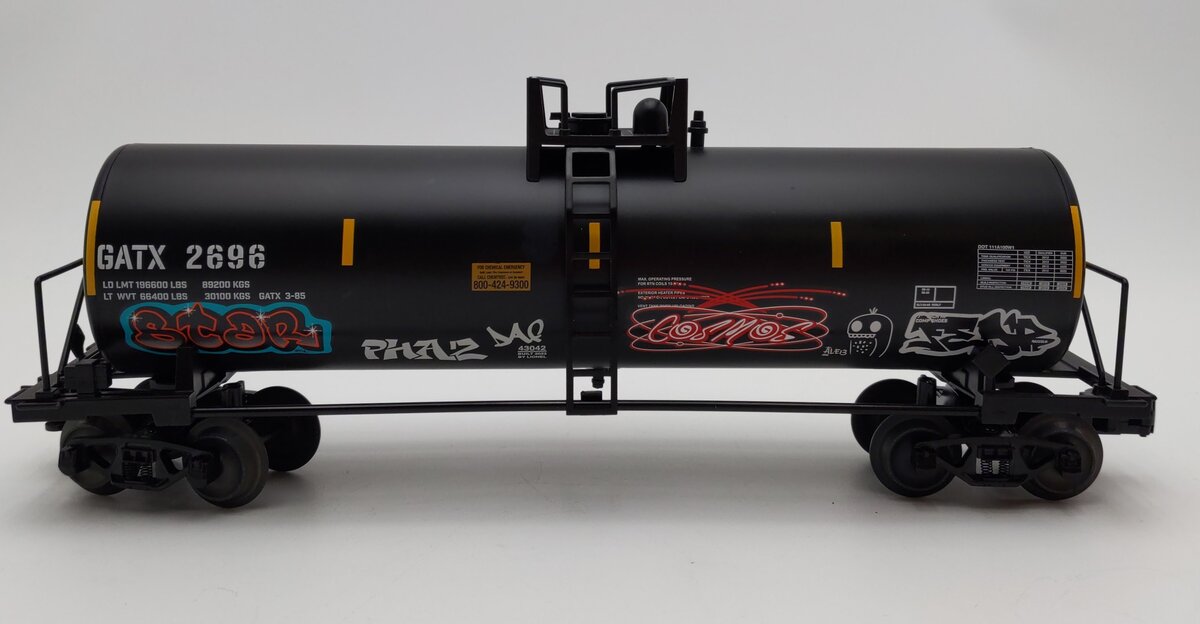 Lionel 2343042 O GATX Graffiti Unibody Tank Car #2696
