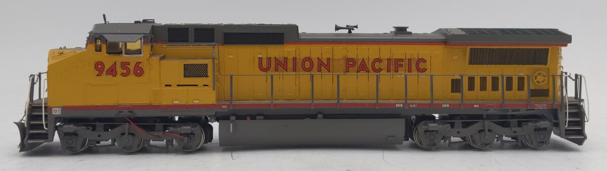 HO Scale GE Dash 8-40CW Union Pacific Diesel Locomotive #9456 EX