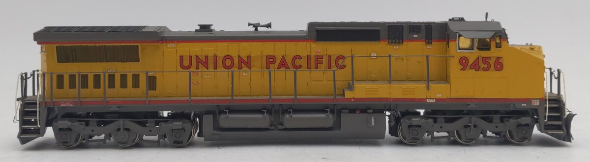 HO Scale GE Dash 8-40CW Union Pacific Diesel Locomotive #9456 EX