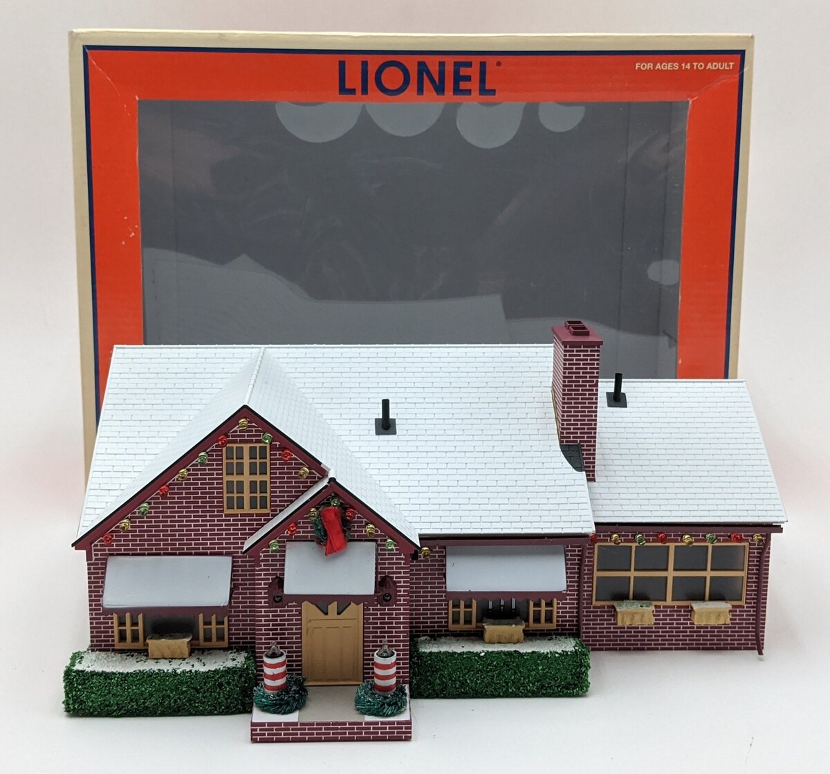 Lionel 6-37957 O Deluxe Holiday House Building with Operating Christmas Lights LN/Box
