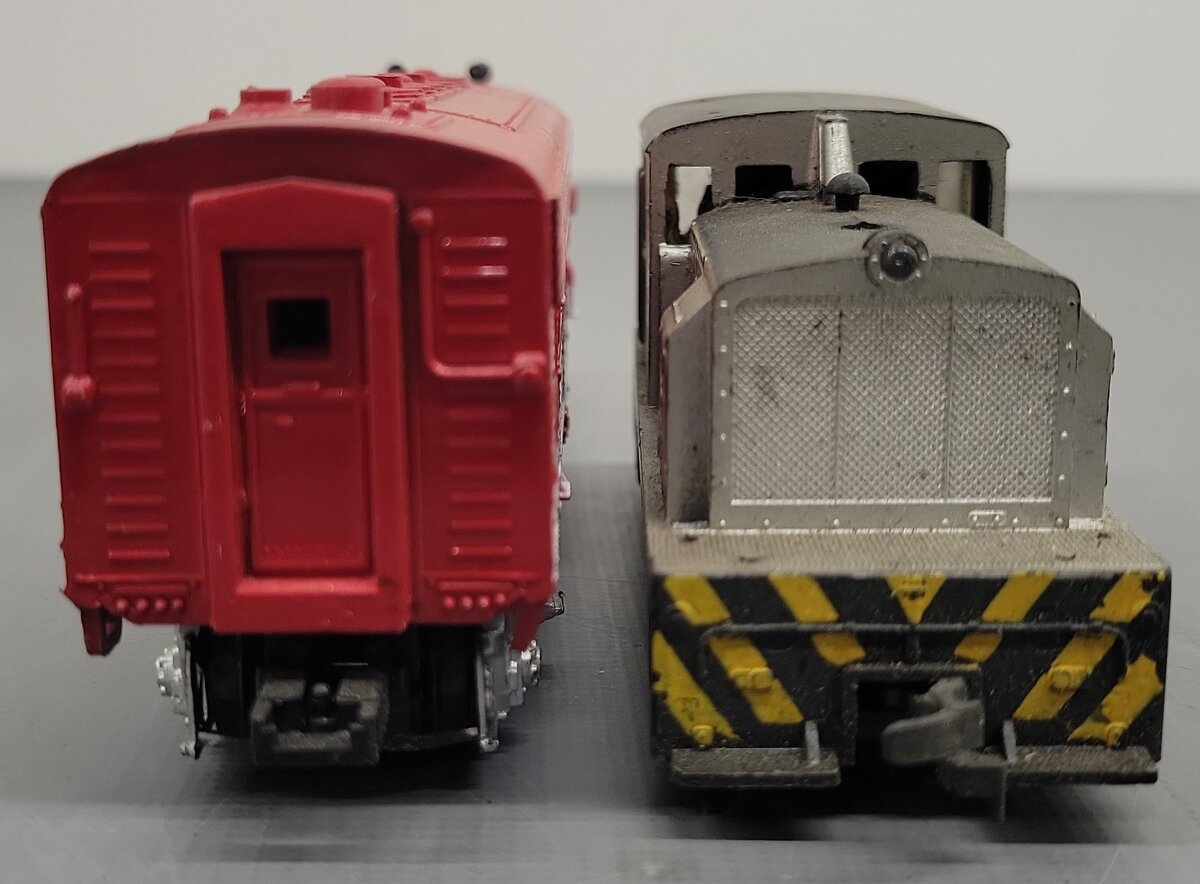 HO Scale Assorted Diesel Locomotives: 1982 and 21 [2] VG