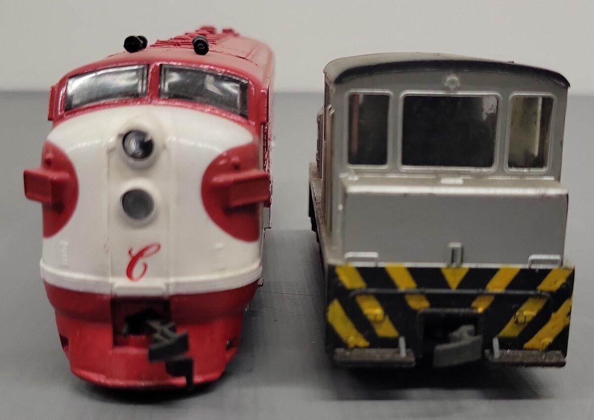 HO Scale Assorted Diesel Locomotives: 1982 and 21 [2] VG