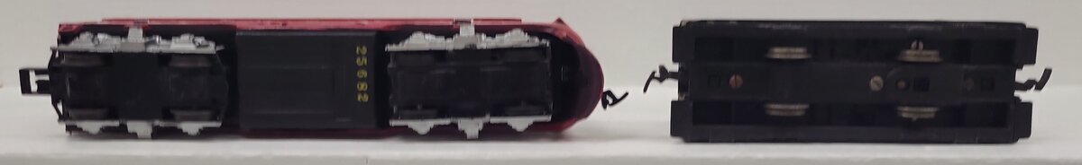 HO Scale Assorted Diesel Locomotives: 1982 and 21 [2] VG