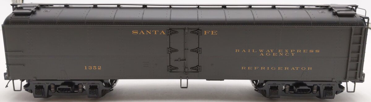 MTH 20-94067 O Gauge Santa Fe R50B REA Refrigerator Car #1352 EX/Box