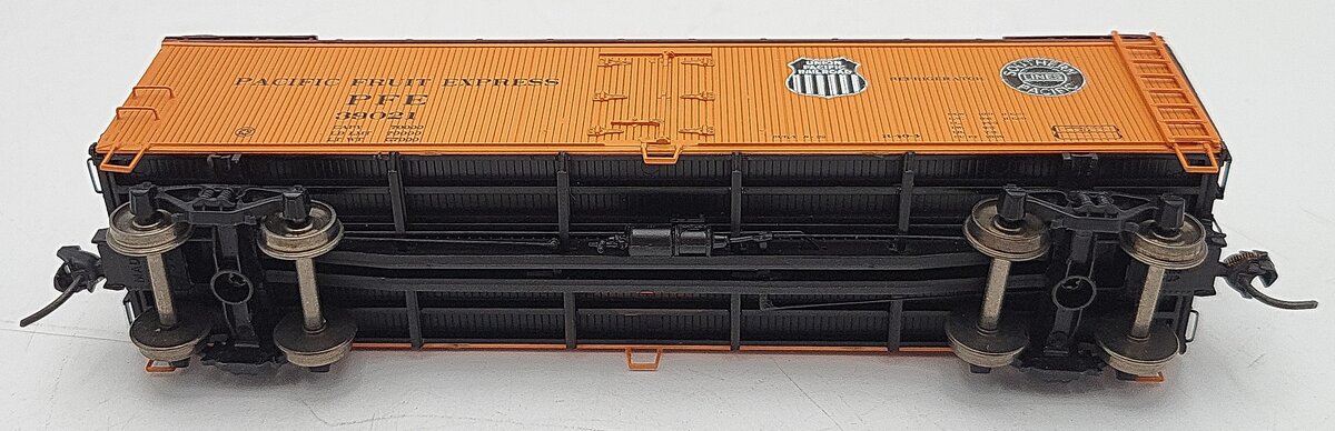 InterMountain T452402-03 HO Scale PFE Wood Reefer Car #39021 EX/Box