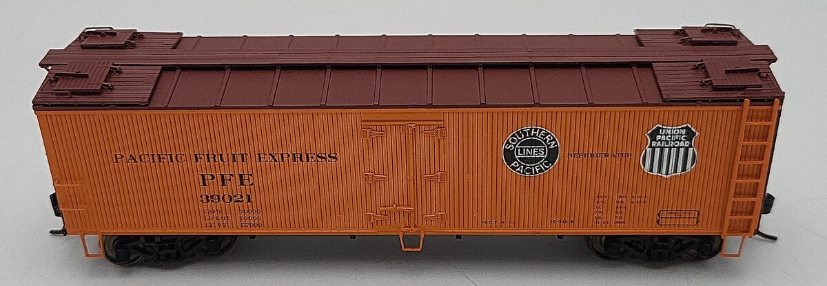 InterMountain T452402-03 HO Scale PFE Wood Reefer Car #39021 EX/Box