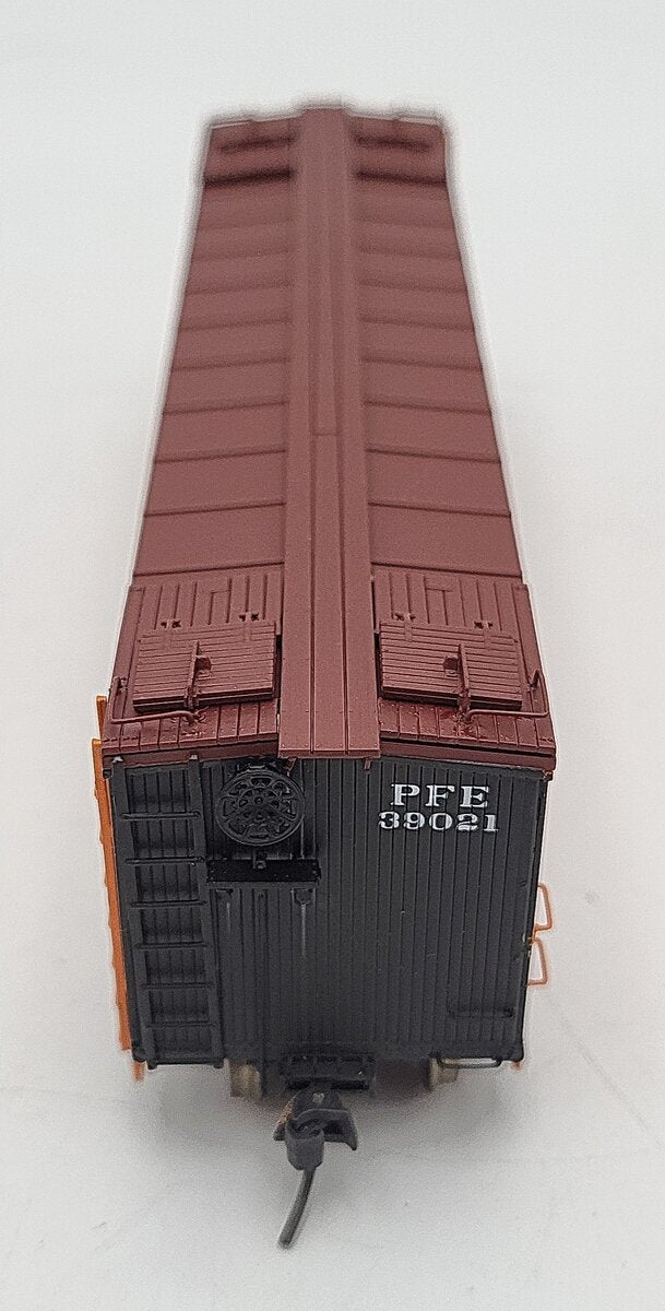 InterMountain T452402-03 HO Scale PFE Wood Reefer Car #39021 EX/Box