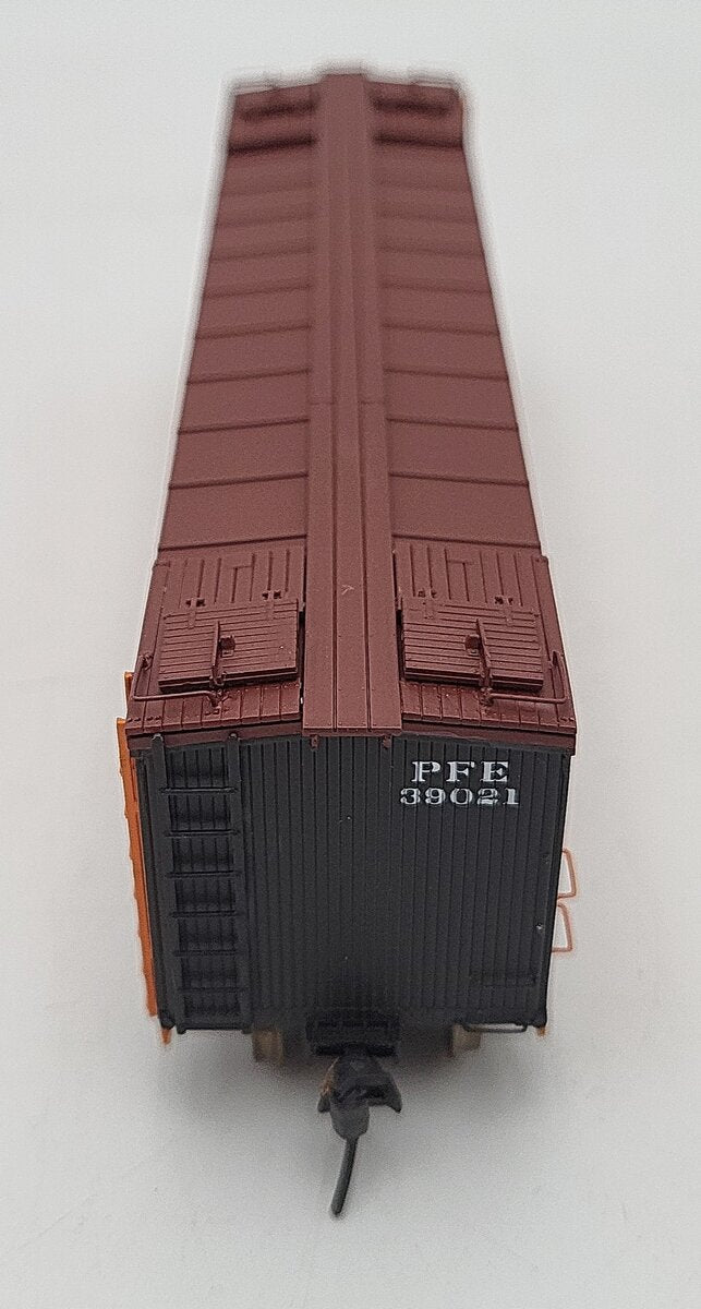 InterMountain T452402-03 HO Scale PFE Wood Reefer Car #39021 EX/Box