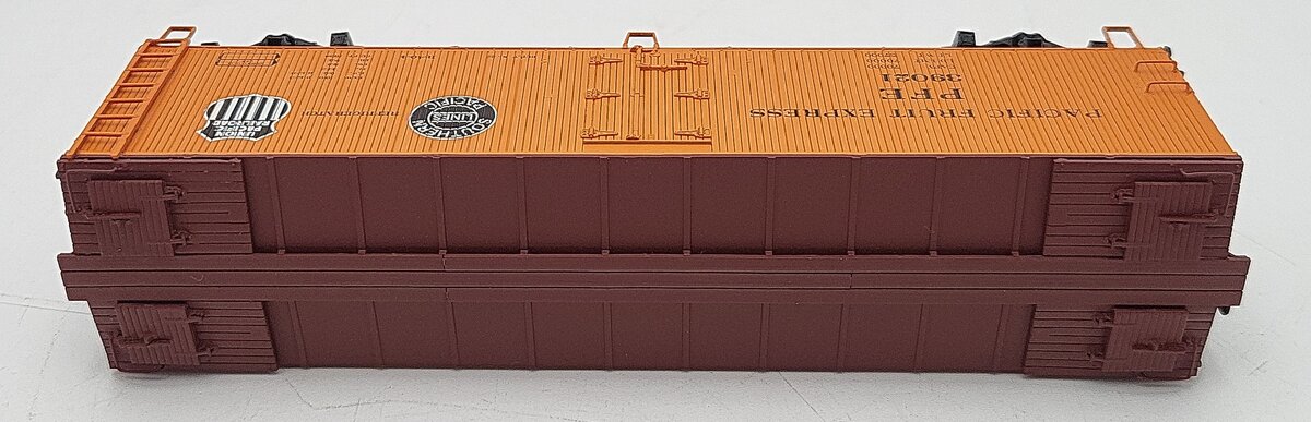 InterMountain T452402-03 HO Scale PFE Wood Reefer Car #39021 EX/Box
