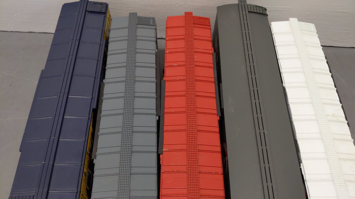 Lionel & MTH O Gauge Assorted Boxcars: #2004, #1998, #19827, #891 [5] VG