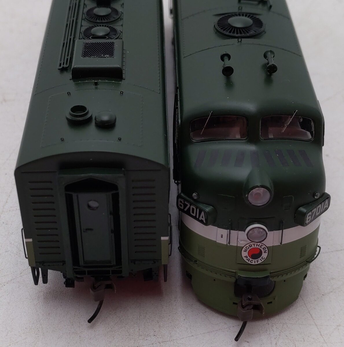 Athearn G3201 HO Scale Northern Pacific EMD F9AB Diesel Locomotive Set EX/Box