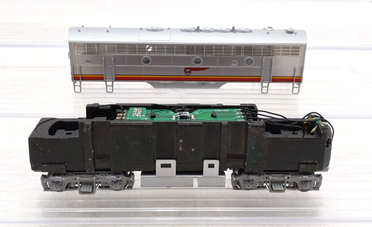 InterMountain 49505WD-06D Santa Fe EMD F-7B Powered Diesel Locomotive #325B LN/Box