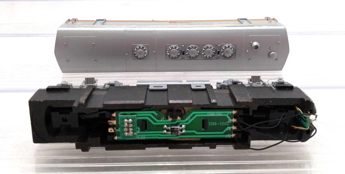 InterMountain 49505WD-06D Santa Fe EMD F-7B Powered Diesel Locomotive #325B LN/Box