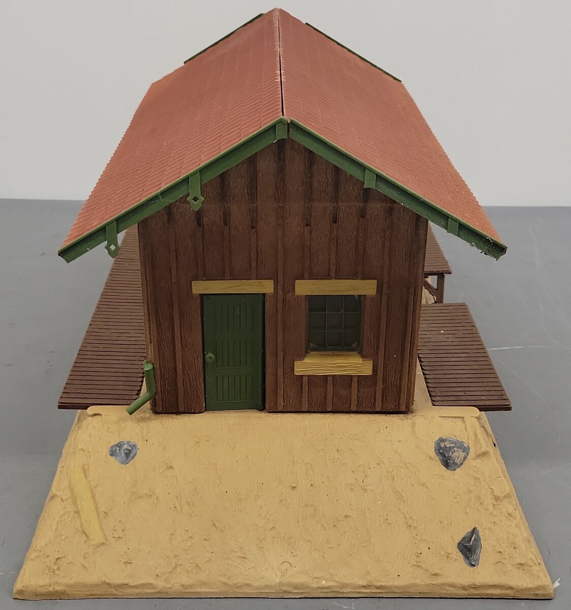 Pola 905 Kleinbach Freight Station Kit - Assembled VG