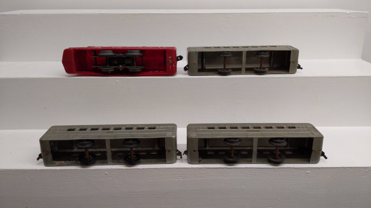 O Gauge Vintage Santa Fe Locomotive with Pullman Passenger Cars VG