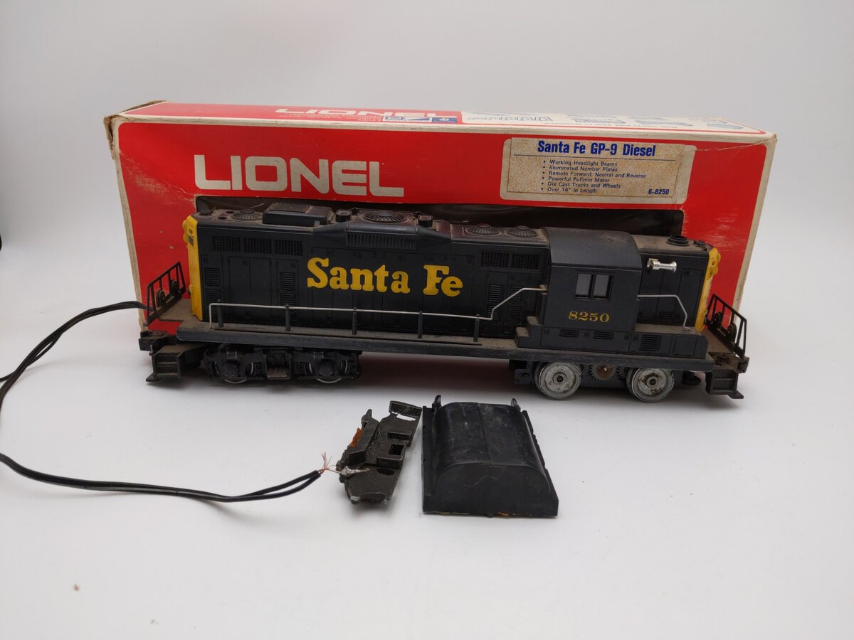 Lionel 6-8250 O Gauge Santa Fe GP9 Powered Diesel Engine #8250/Box